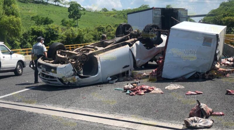 Vuelca camioneta cargada de cárnicos en Autopista Mexico- Tuxpan