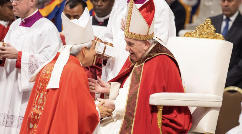 Papa entrega el Palio a Jorge Carlos Patrón