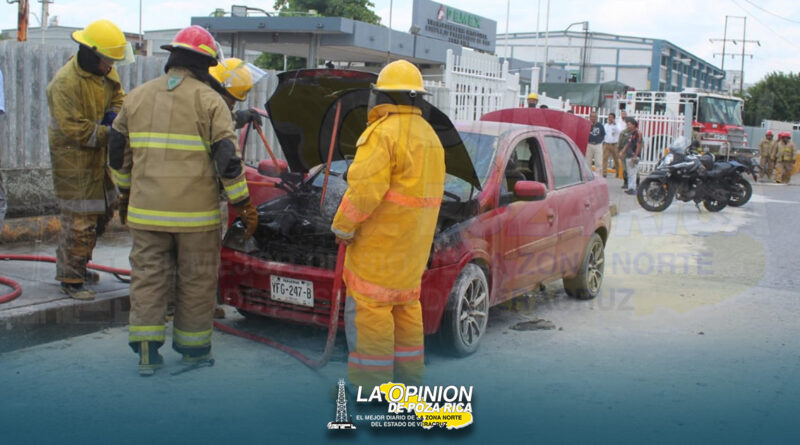 Se incendia auto en Lázaro Cárdenas