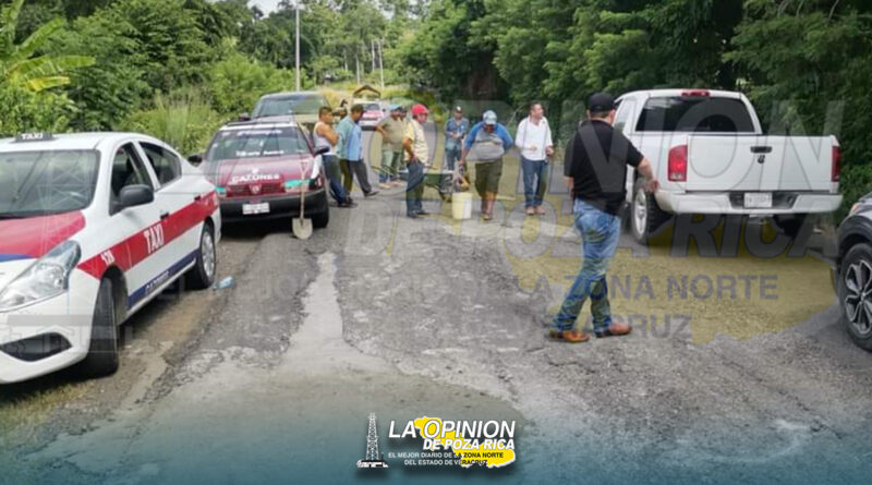Taxistas no quieren más accidentes y tapan baches en la carretera de Cazones