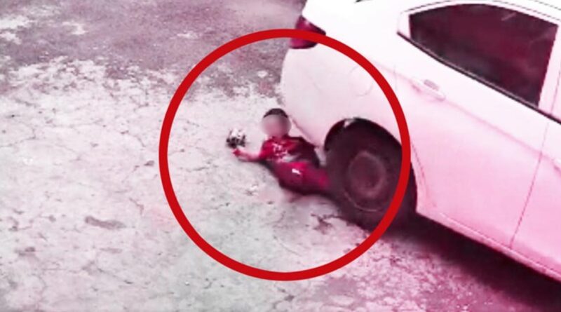 ¡Aterrador video!: niño es aplastado por auto y mamá denuncia al conductor