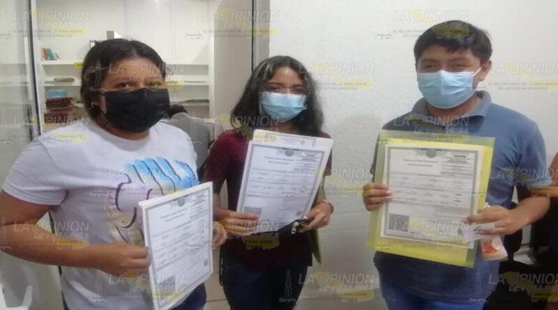 Entrega Registro Civil 70 actas de nacimiento gratuitas a estudiantes en Coatzintla