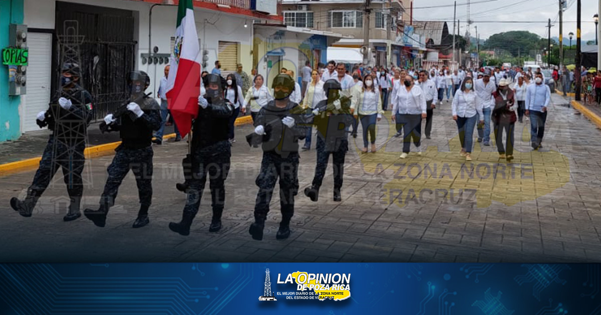 Encabeza Neto García el desfile de la Independencia.