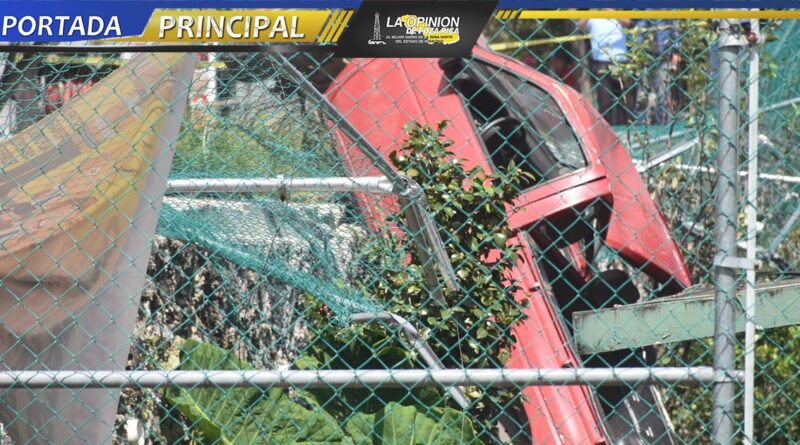 Camioneta cae sobre primaria en Xalapa